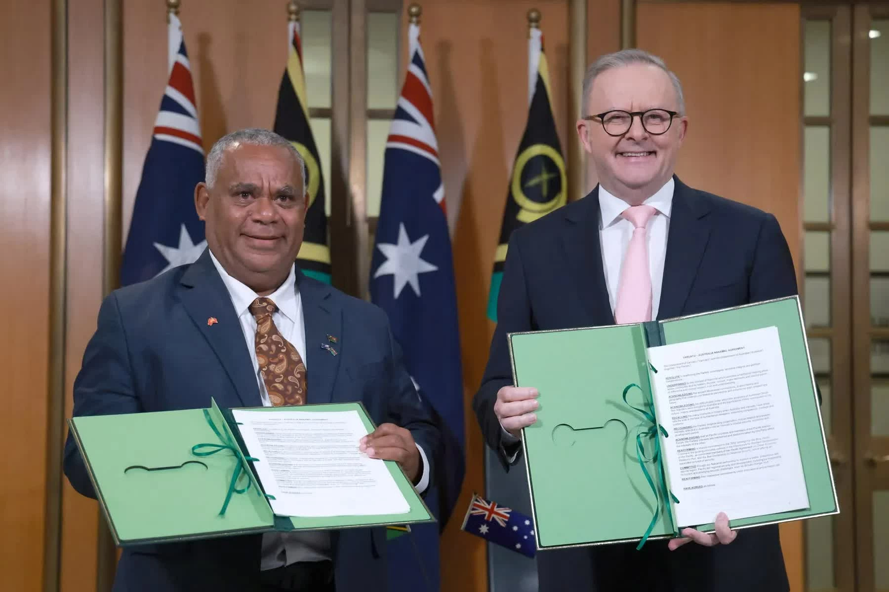 Thủ tướng Vanuatu Jotham Napat (trái) và Thủ tướng Australia Anthony Albanese sau lễ ký Thỏa thuận Nakamal tại Canberra ngày 29/6. (Nguồn: Getty Images) Thủ tướng Vanuatu Jotham Napat (trái) và Thủ tướng Australia Anthony Albanese sau lễ ký Thỏa thuận Nakamal tại Canberra ngày 29/6. (Nguồn: Getty Images)
