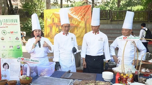 Ẩm thực gây ấn tượng đặc biệt tại Festival văn hoá 'Rực rỡ Việt Nam'