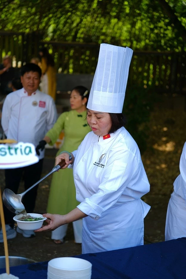 Ẩm thực gây ấn tượng đặc biệt tại Festival văn hoá 'Rực rỡ Việt Nam'