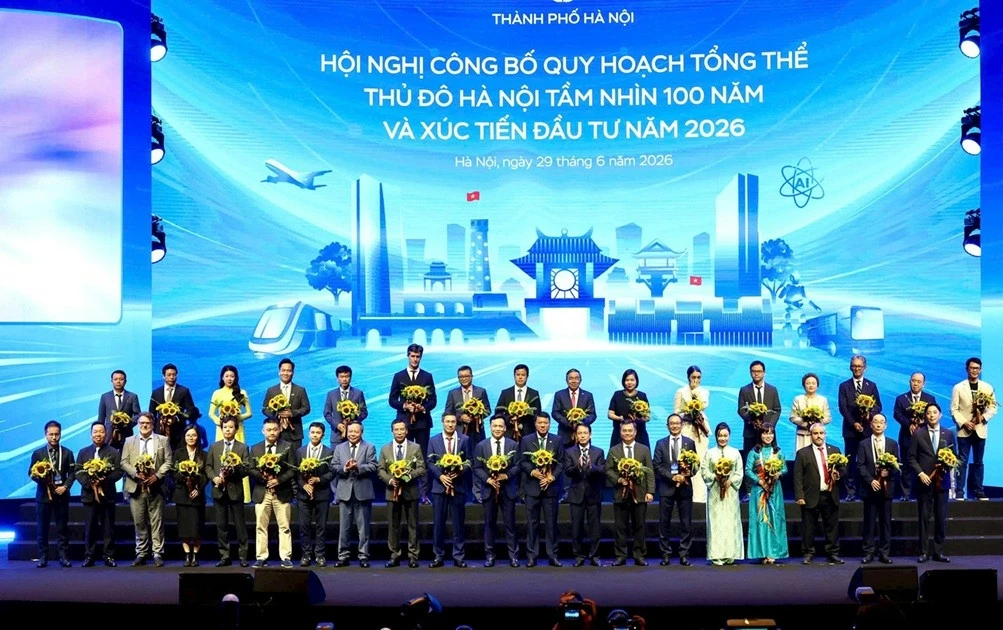 Các đồng chí lãnh đạo thành phố Hà Nội tặng hoa, ghi nhận, tôn vinh và chúc mừng các nhà đầu tư. (Ảnh: BTC)