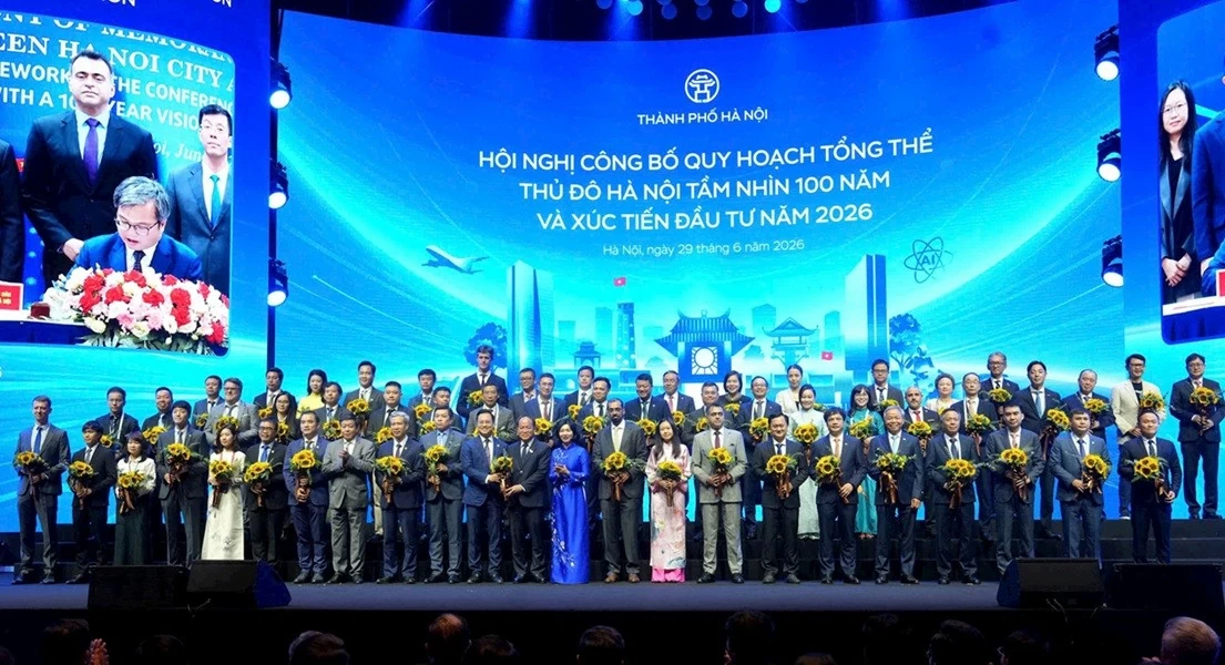 Các đồng chí lãnh đạo thành phố Hà Nội tặng hoa, ghi nhận, tôn vinh và chúc mừng các nhà đầu tư. (Ảnh: BTC)