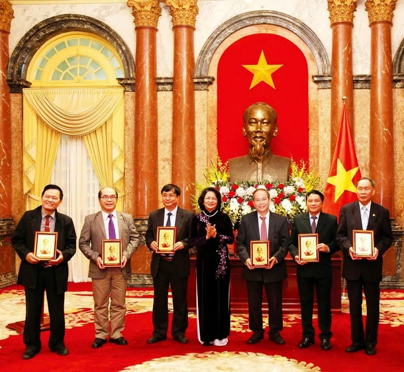Tiến sĩ Danh dự - Bác sĩ CKI Lê Văn Sẽ: Người tiên phong trong ứng dụng tế bào gốc trong thẩm mỹ