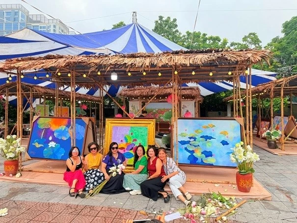 Giới thiệu BST ‘Tranh Sen- 10 phẩm chất tốt đẹp của người Việt Nam’ tại Lễ hội Sen Hà Nội 2026