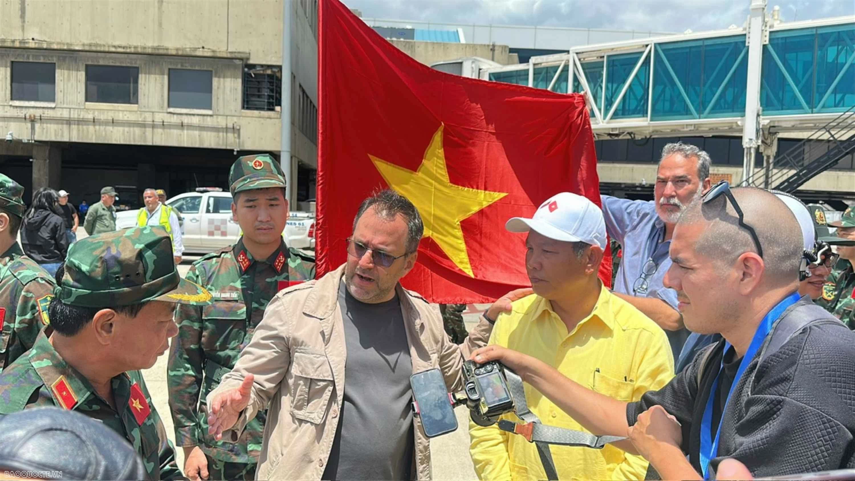 Hình ảnh đoàn cứu hộ Việt Nam tới Venezuela: Thông điệp nghĩa tình Hình ảnh đoàn cứu hộ Việt Nam tới Venezuela: Thông điệp nghĩa tình