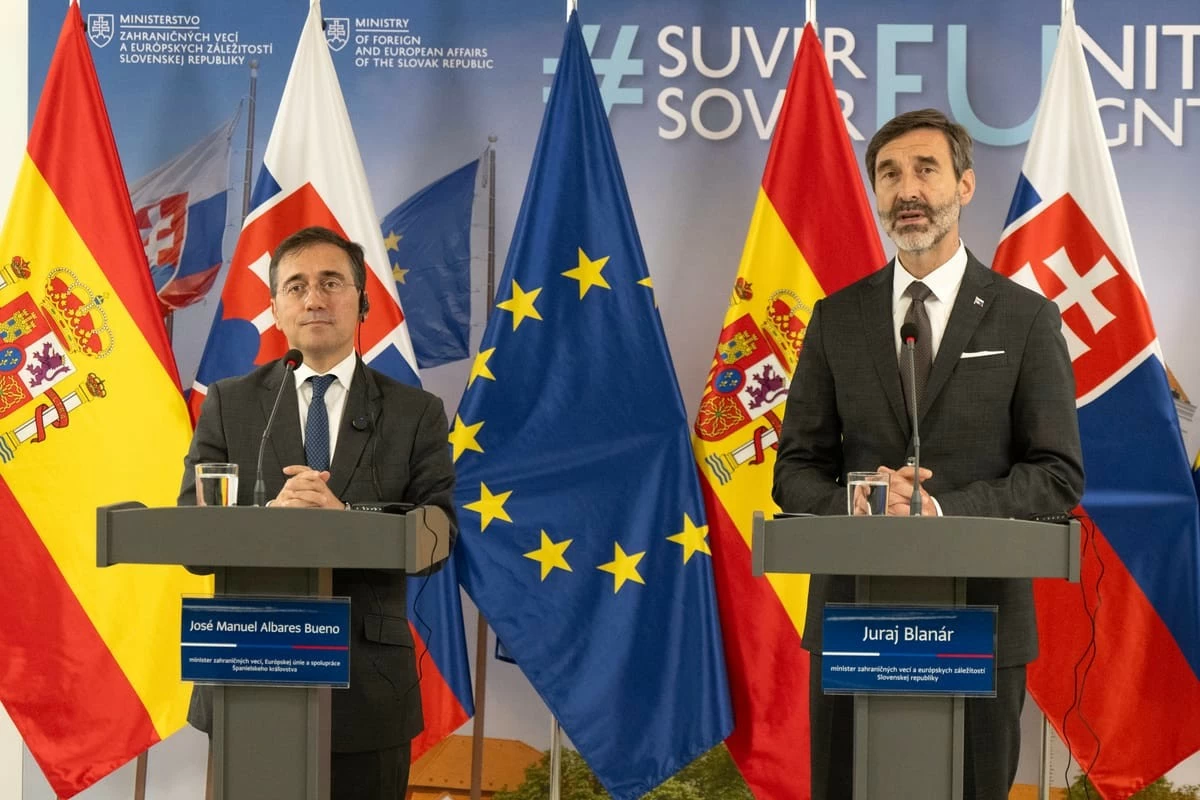 Ngoại trưởng Slovakia Juraj Blanar và Ngoại trưởng Tây Ban Nha Jose Manuel Albares tại cuộc họp báo chung ở Bratislava ngày 30/6. (Nguồn: TASR)
