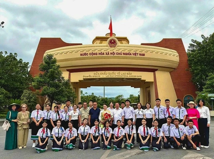 Đoàn Trường song ngữ Lào - Việt Nam Nguyễn Du trải nghiệm văn hóa, lịch sử Việt Nam