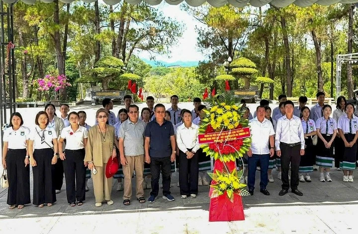 Đoàn Trường song ngữ Lào - Việt Nam Nguyễn Du trải nghiệm văn hóa, lịch sử Việt Nam