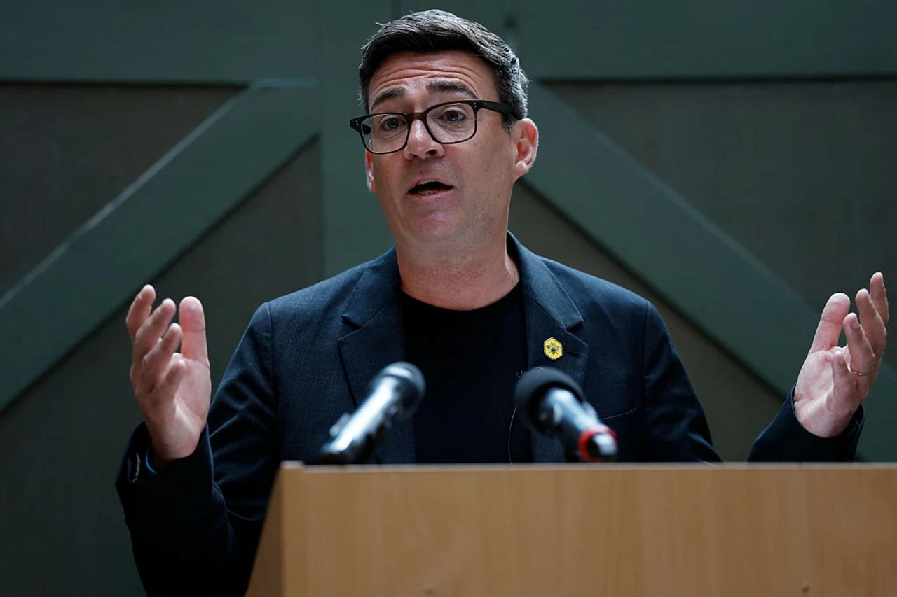 Nghị sĩ Công đảng Andy Burnham phát biểu tại Manchester, công bố tầm nhìn cải tổ sâu rộng đối với hệ thống chính trị Anh trước thềm khả năng tiếp quản vị trí Thủ tướng. (Nguồn: Times)