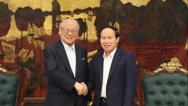 Deputy PM Le Tien Chau receives Special Advisor to Japan-Vietnam Parliamentary Friendship Alliance Takebe Tsutomu