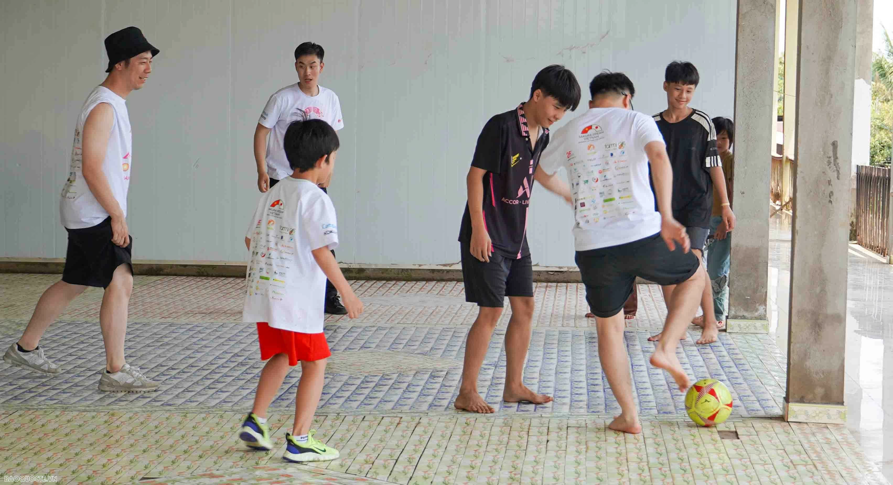 Làng Tre đón những người bạn đến từ Nhật Bản