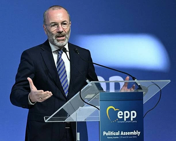 Chủ tịch đảng Nhân dân châu Âu (EPP) Manfred Weber phát biểu tại đại hội của European People's Party diễn ra ở hội trường Sofiensäle, thủ đô Vienna, Áo, ngày 29/6/2026. (Ảnh: HELMUT FOHRINGER/APA/AFP/Getty Images)