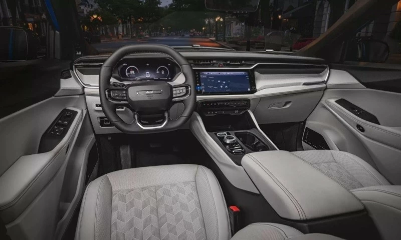 Không gian nội thất của Jeep Cherokee được phát triển theo hướng thực dụng nhưng vẫn đáp ứng nhu cầu sử dụng hiện đại. Không gian nội thất của Jeep Cherokee được phát triển theo hướng thực dụng nhưng vẫn đáp ứng nhu cầu sử dụng hiện đại.
