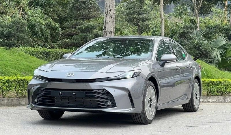 Toyota Camry hiện vẫn là một trong những mẫu sedan hạng D có doanh số ổn định nhất tại thị trường Việt Nam.