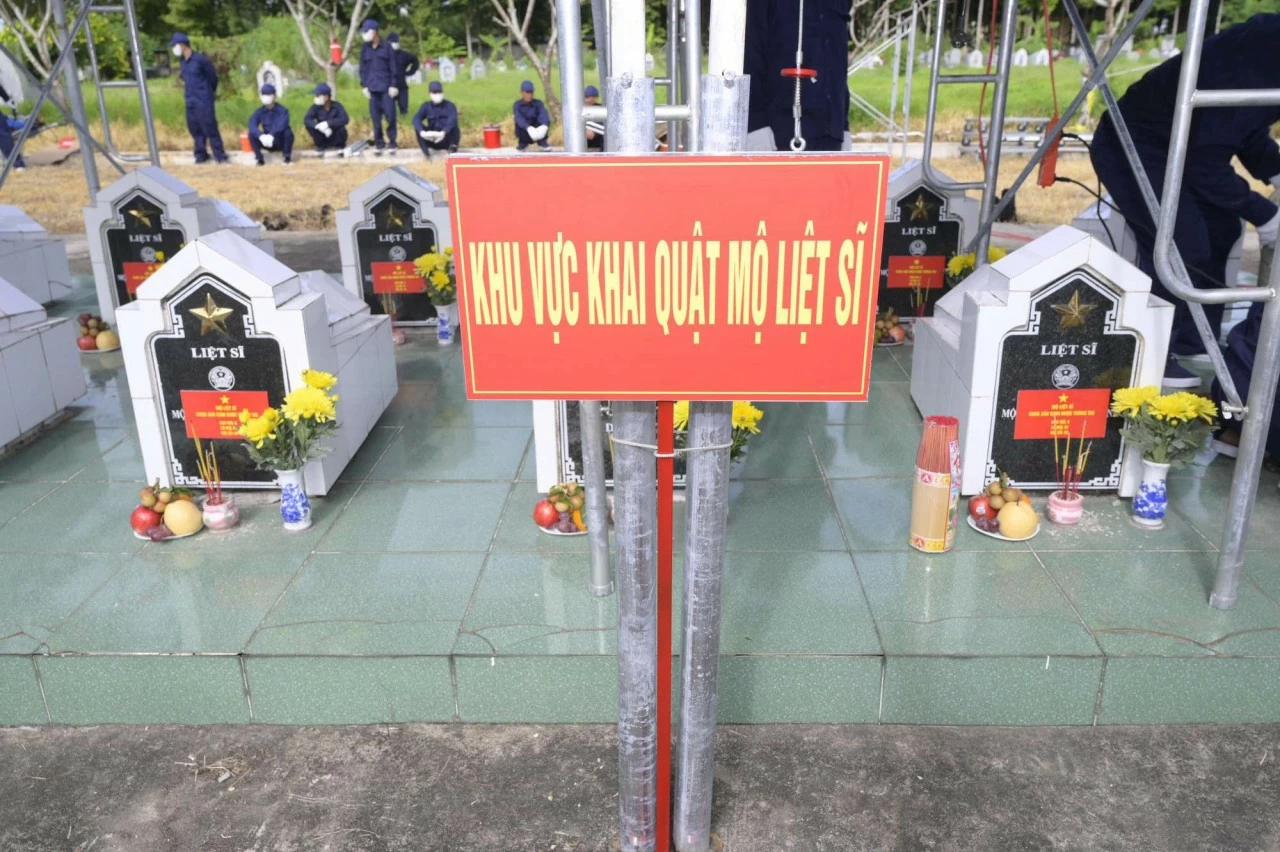 Lực lượng làm nhiệm vụ chuẩn bị khai quật phần mộ liệt sĩ chưa xác định danh tính tại Nghĩa trang Liệt sĩ Châu Phú (tỉnh An Giang) để lấy mẫu sinh phẩm phục vụ giám định ADN theo quy trình của Ban Chỉ đạo 515 Quốc gia. (Nguồn: VGP)