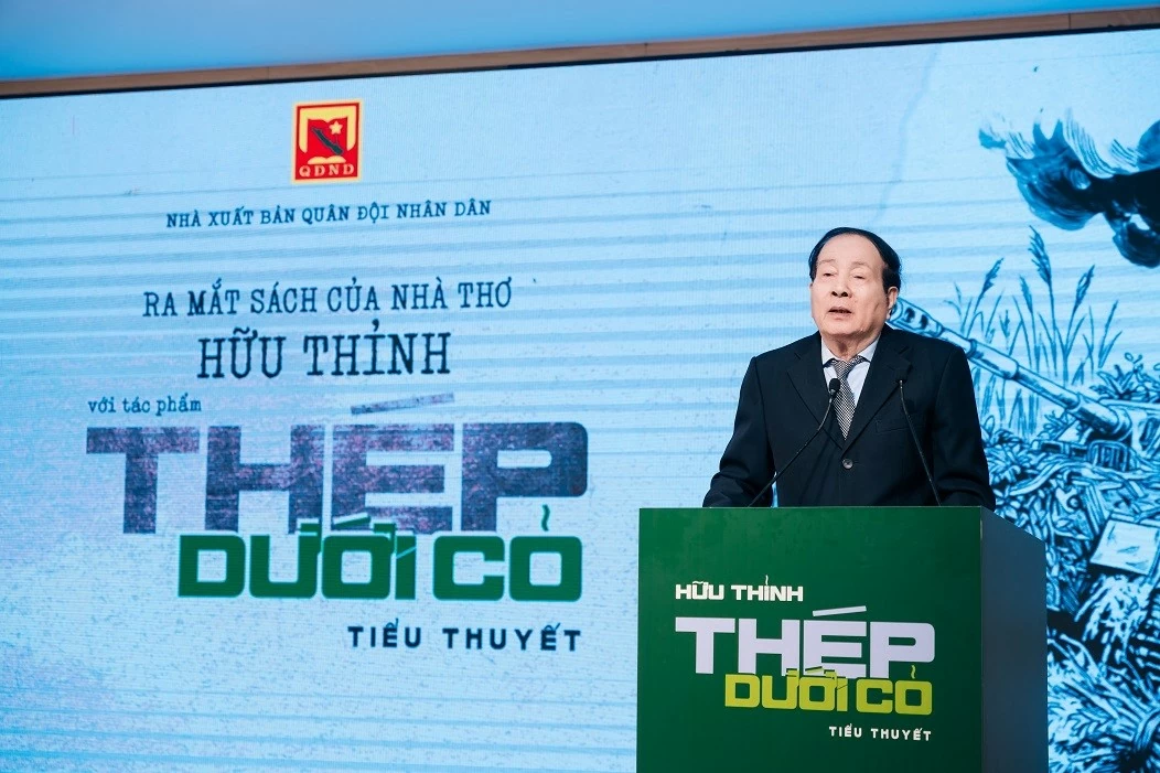 Nhà thơ Hữu Thỉnh ra mắt tiểu thuyết ‘Thép dưới cỏ’