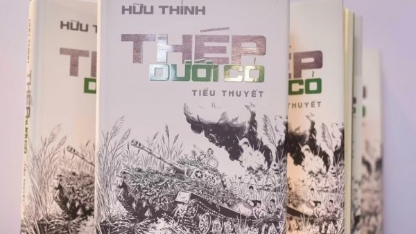 Nhà thơ Hữu Thỉnh ra mắt tiểu thuyết ‘Thép dưới cỏ’