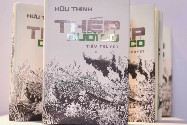 Nhà thơ Hữu Thỉnh ra mắt tiểu thuyết ‘Thép dưới cỏ’
