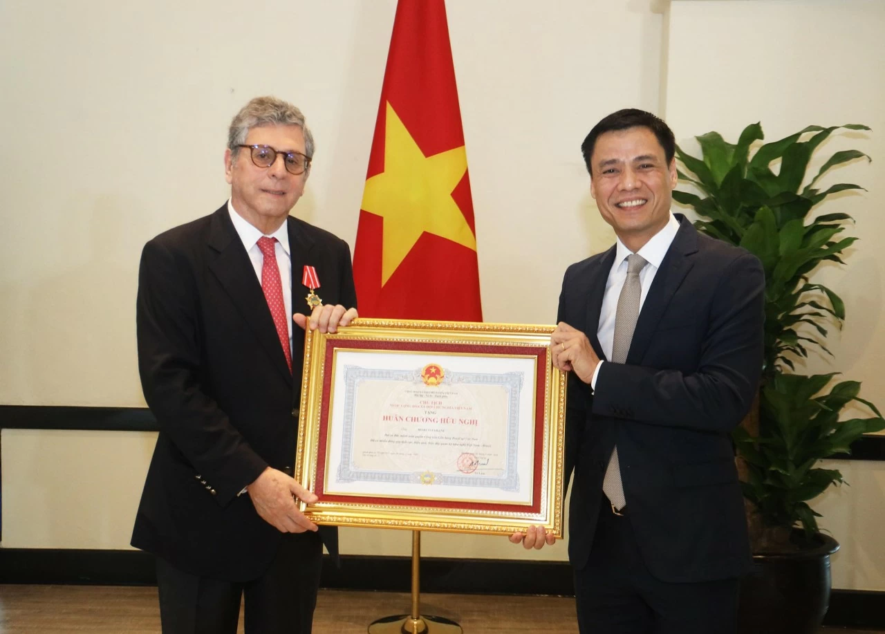Thứ trưởng Ngoại giao Đặng Hoàng Giang đã trao Huân chương Hữu nghị tặng Ngài Marco Farani, Đại sứ Đặc mệnh toàn quyền Cộng hòa Liên bang Brasil tại Việt Nam. (Ảnh: Thành Long) Thứ trưởng Ngoại giao Đặng Hoàng Giang đã trao Huân chương Hữu nghị tặng Ngài Marco Farani, Đại sứ Đặc mệnh toàn quyền Cộng hòa Liên bang Brasil tại Việt Nam. (Ảnh: Thành Long)