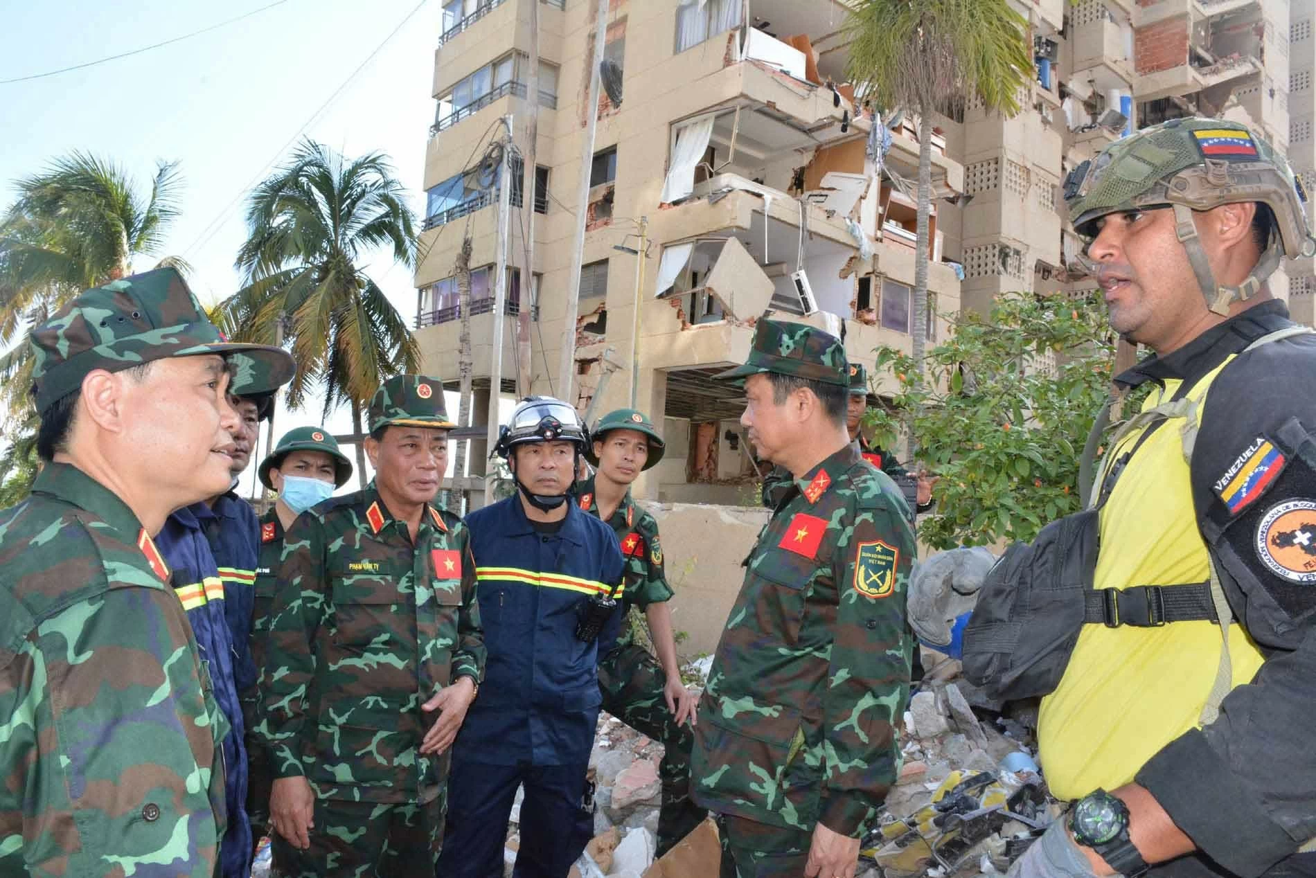 Đoàn Việt Nam chạy đua với thời gian tìm kiếm nạn nhân động đất tại Venezuela