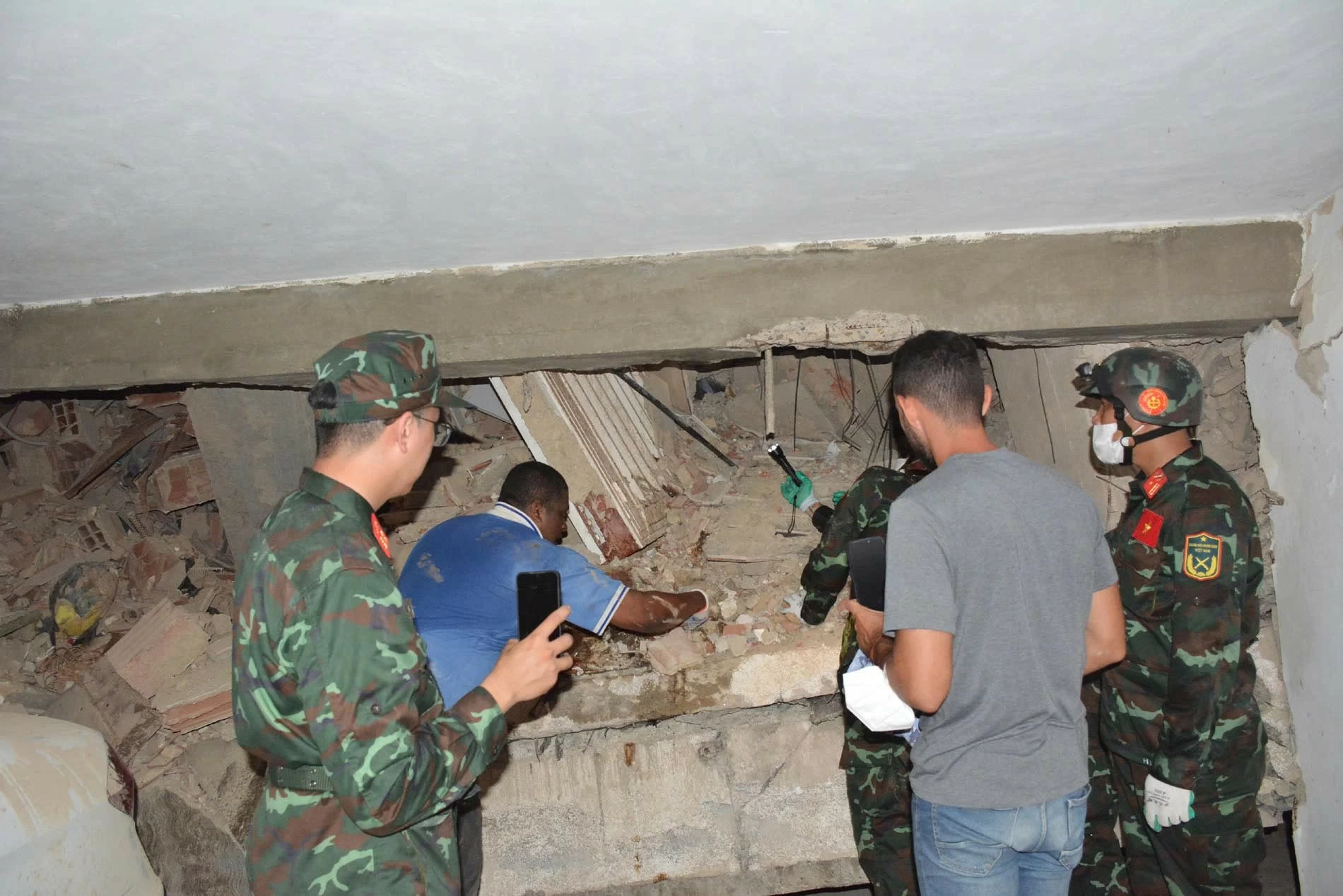 Đoàn Việt Nam đưa thành công ra ngoài thêm 9 nạn nhân động đất tại Venezuela