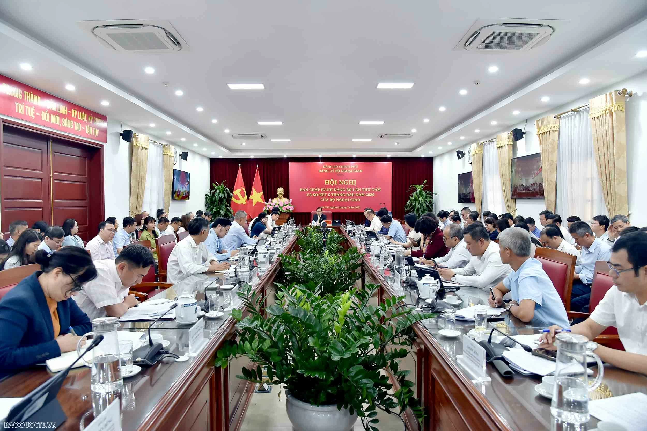 Bộ trưởng Lê Hoài Trung: Nâng tầm tư duy, đổi mới mạnh mẽ để xây dựng nền ngoại giao toàn diện, hiện đại Bộ trưởng Lê Hoài Trung: Nâng tầm tư duy, đổi mới mạnh mẽ để xây dựng nền ngoại giao toàn diện, hiện đại