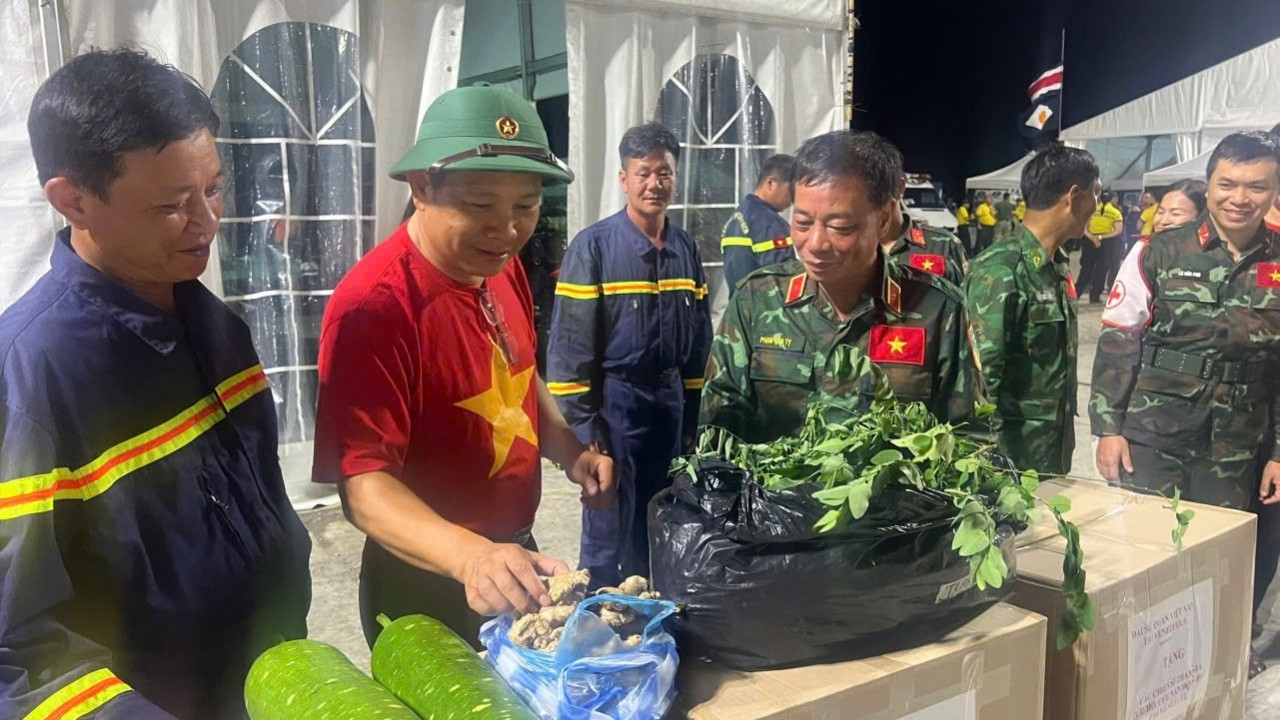 Đại sứ Việt Nam tại Venezuela thăm đoàn cứu hộ, tiếp thêm động lực cho lực lượng nơi tuyến đầu cứu nạn