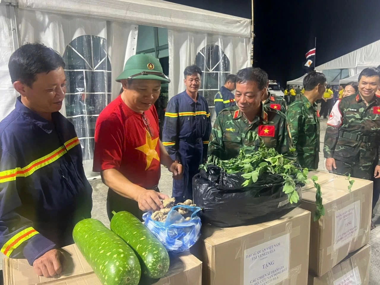 Đại sứ Vũ Trung Mỹ thăm hỏi, động viên cán bộ, chiến sĩ đoàn cứu hộ Việt Nam đang thực hiện nhiệm vụ cứu nạn tại Venezuela, đồng thời ghi nhận tinh thần trách nhiệm và nỗ lực của lực lượng trong điều kiện làm việc khắc nghiệt. (Nguồn: Đại sứ quán Việt Nam tại Venezuela) Đại sứ Vũ Trung Mỹ thăm hỏi, động viên cán bộ, chiến sĩ đoàn cứu hộ Việt Nam đang thực hiện nhiệm vụ cứu nạn tại Venezuela, đồng thời ghi nhận tinh thần trách nhiệm và nỗ lực của lực lượng trong điều kiện làm việc khắc nghiệt. (Nguồn: Đại sứ quán Việt Nam tại Venezuela)