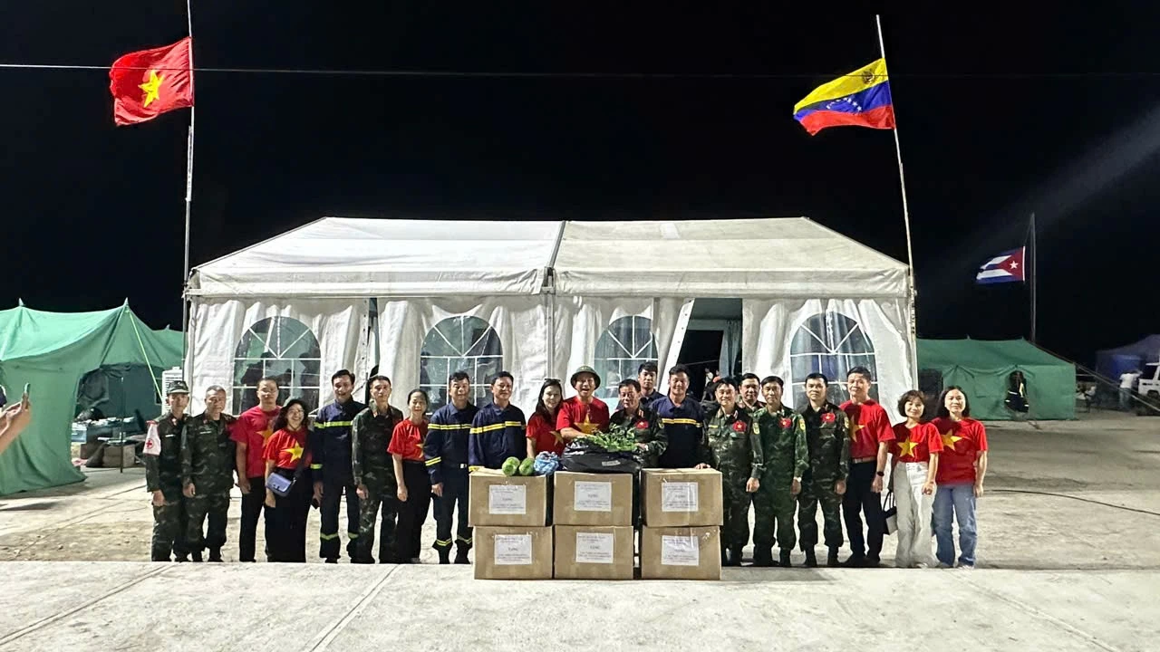 Thiếu tướng Phạm Văn Tỵ, Trưởng đoàn cứu hộ Việt Nam tại Venezuela, bày tỏ cảm ơn sự đồng hành và hỗ trợ kịp thời từ Đại sứ quán Việt Nam, qua đó góp phần giúp đoàn nhanh chóng triển khai nhiệm vụ cứu hộ tại hiện trường. (Nguồn: Đại sứ quán Việt Nam tại Venezuela) Thiếu tướng Phạm Văn Tỵ, Trưởng đoàn cứu hộ Việt Nam tại Venezuela, bày tỏ cảm ơn sự đồng hành và hỗ trợ kịp thời từ Đại sứ quán Việt Nam, qua đó góp phần giúp đoàn nhanh chóng triển khai nhiệm vụ cứu hộ tại hiện trường. (Nguồn: Đại sứ quán Việt Nam tại Venezuela)