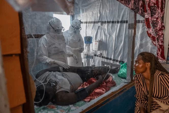 Người dân tại CHDC Congo tiếp tục đối mặt với áp lực lớn từ đợt bùng phát Ebola chủng Bundibugyo trong bối cảnh dịch bệnh vẫn diễn biến phức tạp và số ca mắc chưa có dấu hiệu giảm rõ rệt. (Nguồn: Le Monde)