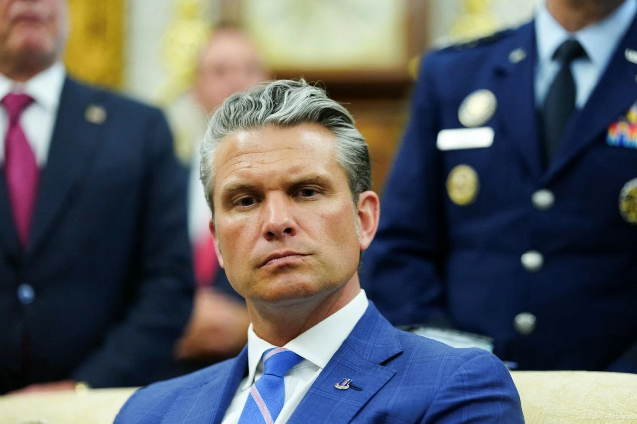 Bộ trưởng Quốc phòng Mỹ Pete Hegseth trong một cuộc họp gần đây, giữa lúc xuất hiện thông tin Washington từng cân nhắc kế hoạch cắt giảm thêm lực lượng quân sự tại châu Âu. (Nguồn: KQED) 