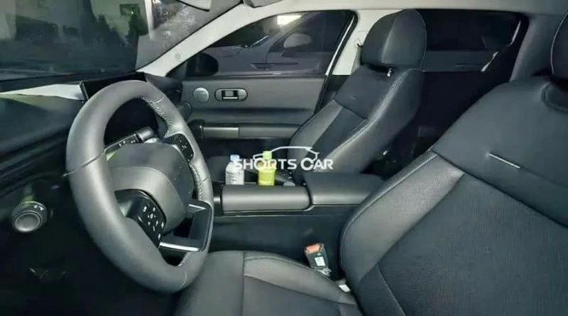 Bên trong khoang lái, Hyundai tiếp tục theo đuổi xu hướng số hóa với bảng táp-lô tối giản và cụm màn hình cỡ lớn đặt liền mạch. 