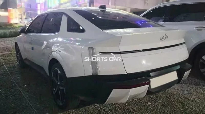 Ở góc nhìn bên hông, Hyundai Elantra 2027 sở hữu nắp ca-pô kéo dài, tay nắm cửa dạng ẩn bật điện. Ở góc nhìn bên hông, Hyundai Elantra 2027 sở hữu nắp ca-pô kéo dài, tay nắm cửa dạng ẩn bật điện.