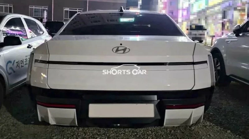 Phía sau Elantra 2027 cũng được làm mới với cụm đèn hậu nối liền bằng dải trang trí kéo ngang. Phía sau Elantra 2027 cũng được làm mới với cụm đèn hậu nối liền bằng dải trang trí kéo ngang.