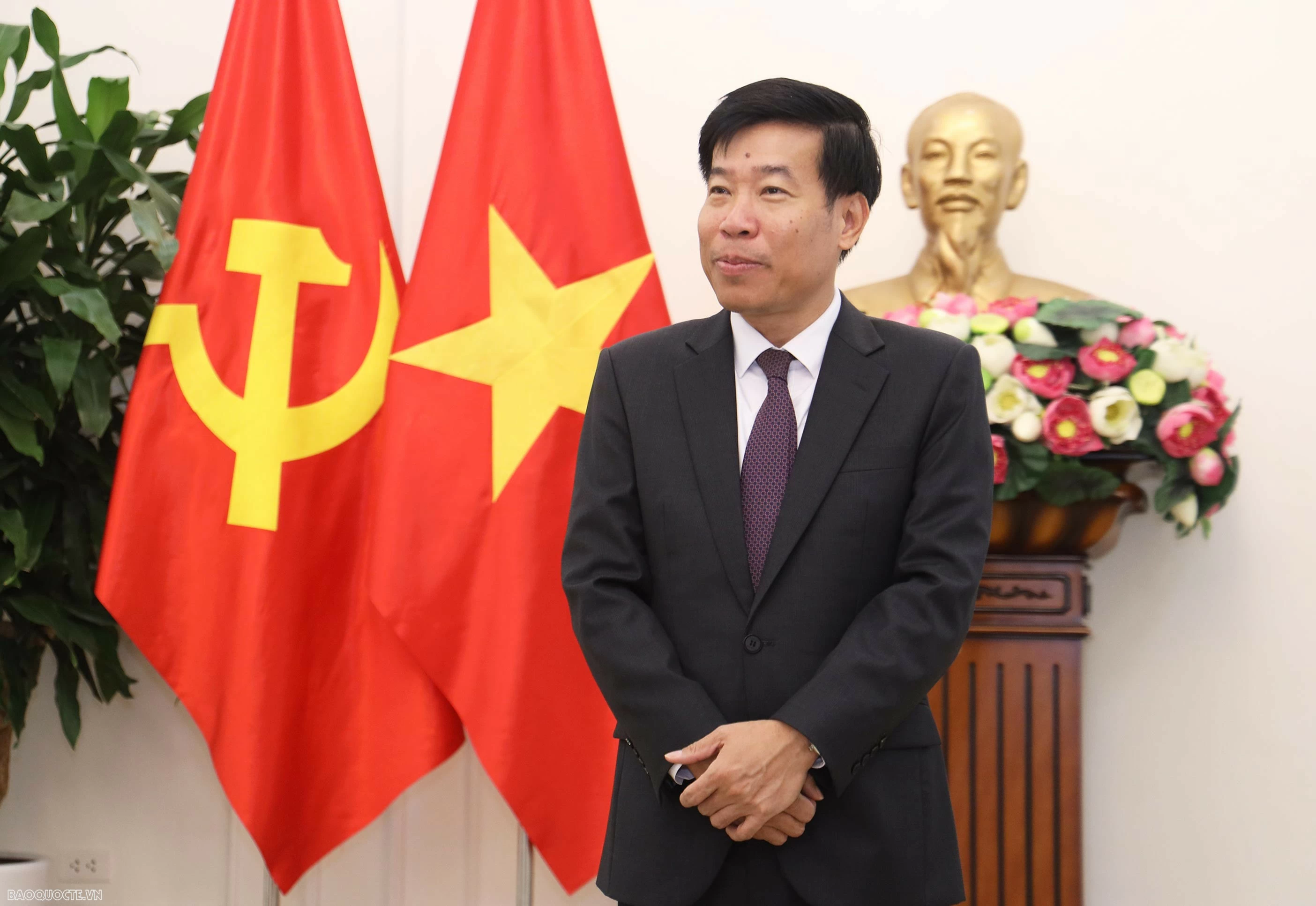 Ủy viên Trung ương Đảng, Phó Bí thư Thường trực Đảng ủy Bộ, Thứ trưởng Ngoại giao Nguyễn Mạnh Cường phát biểu giao nhiệm vụ tại buổi lễ. (Ảnh: Thành Long)