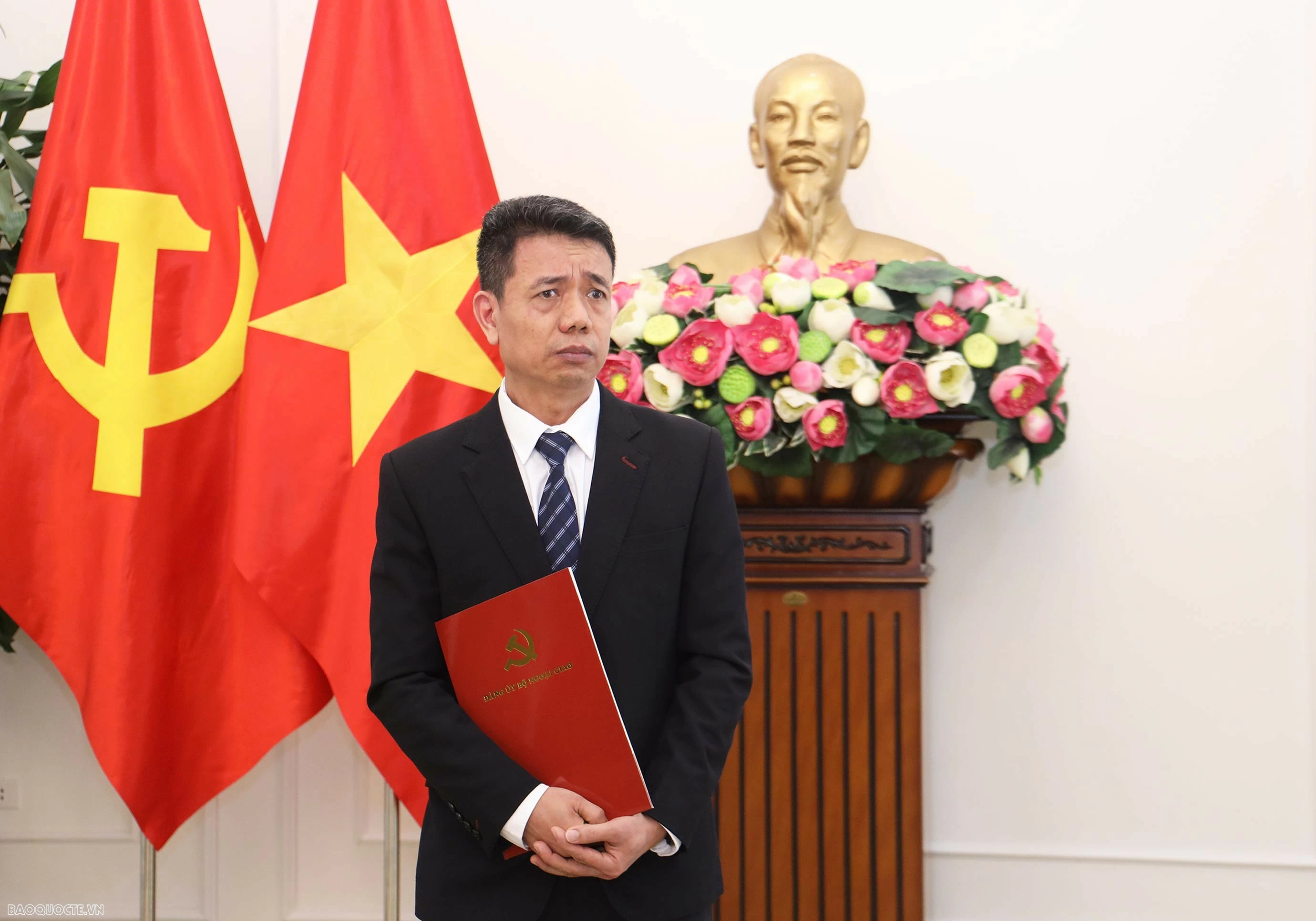 Đại sứ Nguyễn Trọng Kiên thay mặt các Đại sứ được trao Quyết định phát biểu tại buổi lễ. (Ảnh: Thành Long)