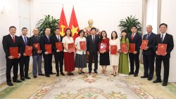 Đảng ủy Bộ Ngoại giao trao quyết định chỉ định Bí thư cấp ủy ngoài nước