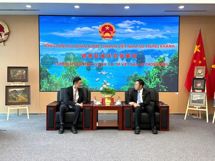 Tổng Lãnh sự Bùi Nguyên Long tiếp đoàn Đại học Chính pháp Tây Nam, Trùng Khánh