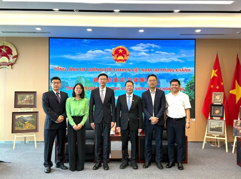 Tổng Lãnh sự Bùi Nguyên Long tiếp đoàn Đại học Chính pháp Tây Nam, Trùng Khánh