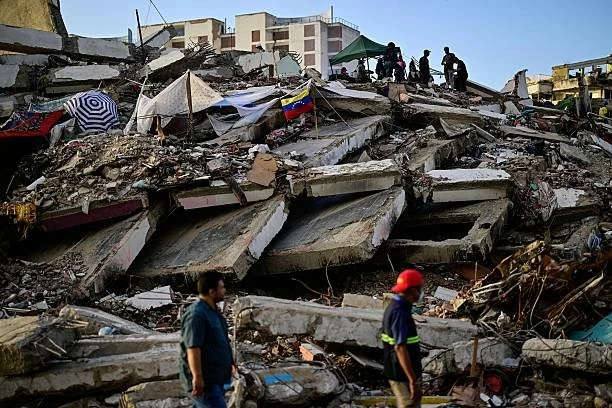 Toàn cảnh các khu dân cư ven biển Caraballeda và Caribe ở bang La Guaira, Venezuela, bị san phẳng sau trận động đất, ngày 2/7/2026. (Nguồn: Getty Images)