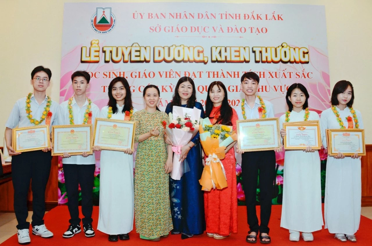 Từ sinh viên Học viện Ngoại giao đến thủ khoa khối C00: Em chọn làm lại để không phải hối tiếc Từ sinh viên Học viện Ngoại giao đến thủ khoa khối C00: Em chọn làm lại để không phải hối tiếc