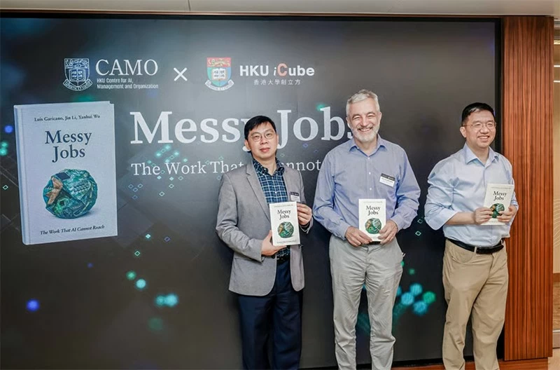 Trong cuốn sách mới “Những công việc hỗn loạn” (Messy Jobs), các tác giả (từ trái sang) Wu Yanhui, Luis Garicano và Li Jin đề xuất một khuôn khổ mới để hiểu về các công việc trong kỷ nguyên AI: công việc nào sẽ biến mất, công việc nào sẽ thay đổi và tại sao nhiều khía cạnh có giá trị nhất của công việc con người sẽ vẫn tồn tại. Ảnh: Được cung cấp.