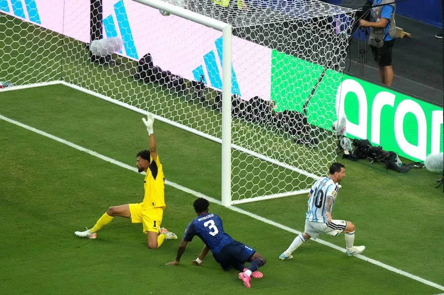 Messi đối đầu Vozinha: Khi người gác đền thua Argentina nhưng thắng cả thế giới