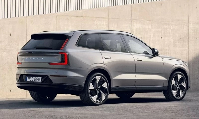 Volvo tạo điểm nhấn bằng cụm đèn hậu hình chữ C kéo dài lên cột D. Volvo tạo điểm nhấn bằng cụm đèn hậu hình chữ C kéo dài lên cột D.