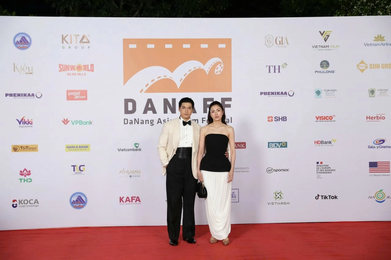 Tăng Thanh Hà lộ diện bên nam chính phim ‘Hoàng hậu cuối cùng’ trên thảm đỏ DANAFF IV