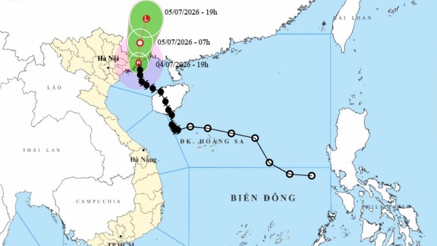 Tâm bão số 1 trên vùng bờ biển Quảng Ninh, di chuyển theo hướng Bắc, sắp suy yếu thành áp thấp nhiệt đới
