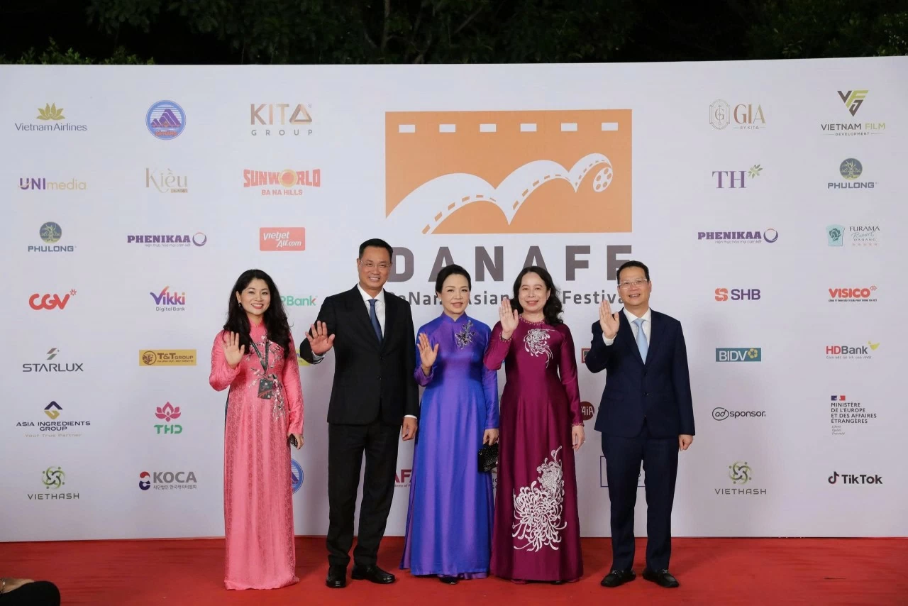 Dàn nghệ sĩ Việt và quốc tế khuấy động thảm đỏ bế mạc DANAFF IV Không khí sôi động tại thảm đỏ bế mạc DANAFF IV