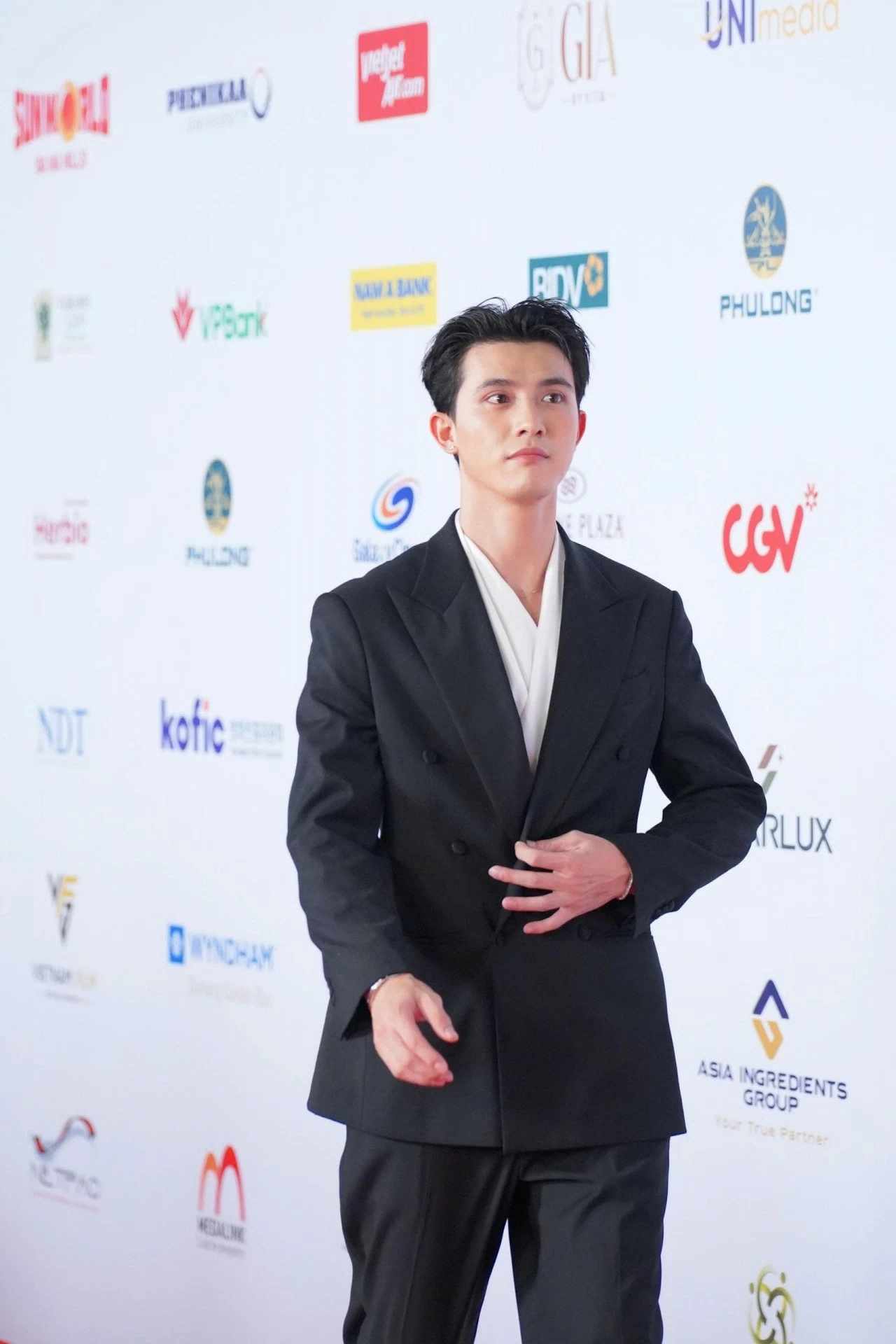 Trần Ngọc Vàng ghi điểm bởi vẻ ngoài điển trai khi xuất hiện tại sự kiện. Thời gian qua, anh gây chú ý khi góp mặt trong phim điện ảnh Heo năm móng với doanh thu trăm tỉ. 