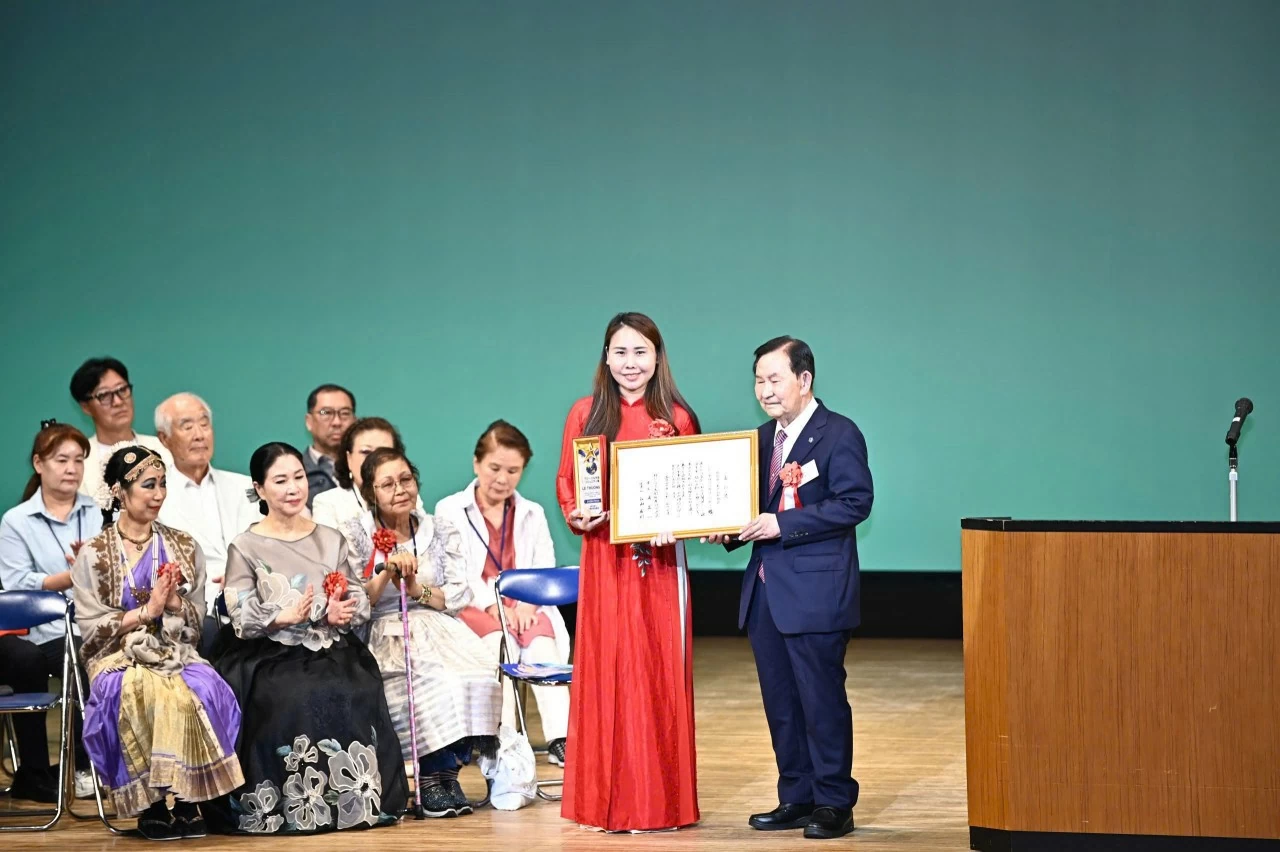 Bà Lê Thương, Chủ tịch Hiệp hội Người Việt Nam vùng Kansai, nhận Giải thưởng Cộng đồng cho Công dân toàn cầu năm 2026 do Tổ chức Xúc tiến Hữu nghị quốc tế Nhật Bản (IHA) trao tặng. (Nguồn: Hiệp hội Người Việt Nam vùng Kansai) Bà Lê Thương, Chủ tịch Hiệp hội Người Việt Nam vùng Kansai, nhận Giải thưởng Cộng đồng cho Công dân toàn cầu năm 2026 do Tổ chức Xúc tiến Hữu nghị quốc tế Nhật Bản (IHA) trao tặng. (Nguồn: Hiệp hội Người Việt Nam vùng Kansai)