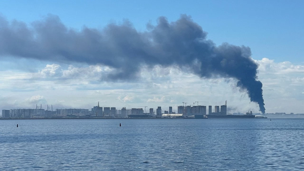 Khói bốc lên tại khu vực St. Petersburg sau một cuộc tập kích bằng máy bay không người lái. (Nguồn: Skynews) Khói bốc lên tại khu vực St. Petersburg sau một cuộc tập kích bằng máy bay không người lái. (Nguồn: Skynews)