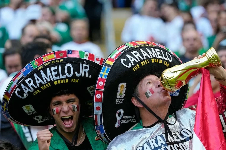 Caramelo: 'Siêu cổ động viên' nổi tiếng nhất Mexico và hành trình theo chân El Tri suốt 40 năm